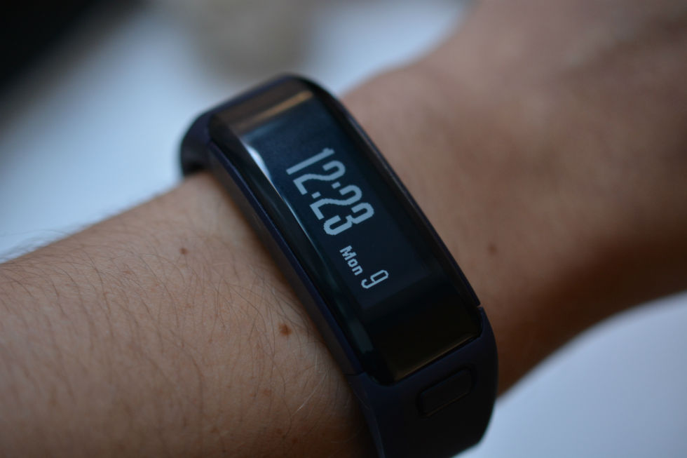 fitbit versa vs garmin vivosmart hr